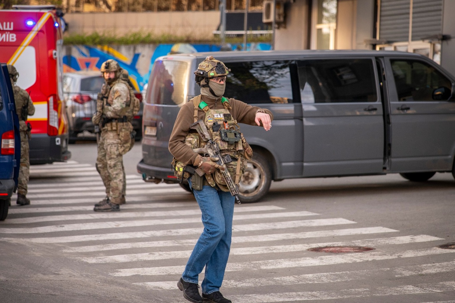 Gunman who killed six people and took hostages is shot dead